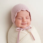 Chicco Cuffia Neonata in Maglia Rosa con Laccetti e Bordo Traforato