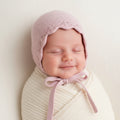 Chicco Cuffia Neonata in Maglia Rosa con Laccetti e Bordo Traforato