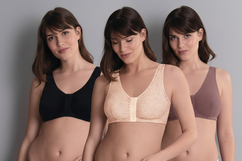 Tre modelle con reggiseno post-chirurgico in tre colorazioni: nero, beige fantasia e marrone