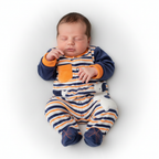 Neonato che indossa tutina righe Luglio