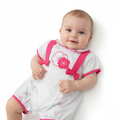 Neonata con pagliaccetto rosa e bianco
