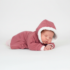 Neonato con cappottino malva